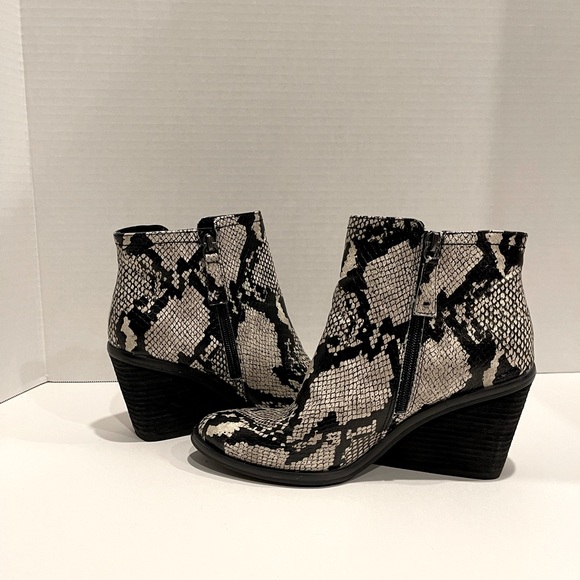 Women's Dr. Scholl's Morgan Wedge Bootie Black/White Snake Print Faux Leather. - Picture 6 of 9